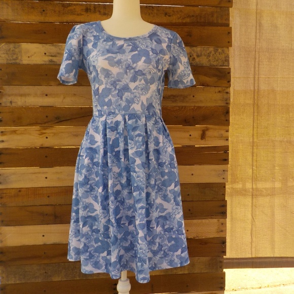 LuLaRoe Dresses & Skirts - Lularoe Amelia Dress Medium NWOT